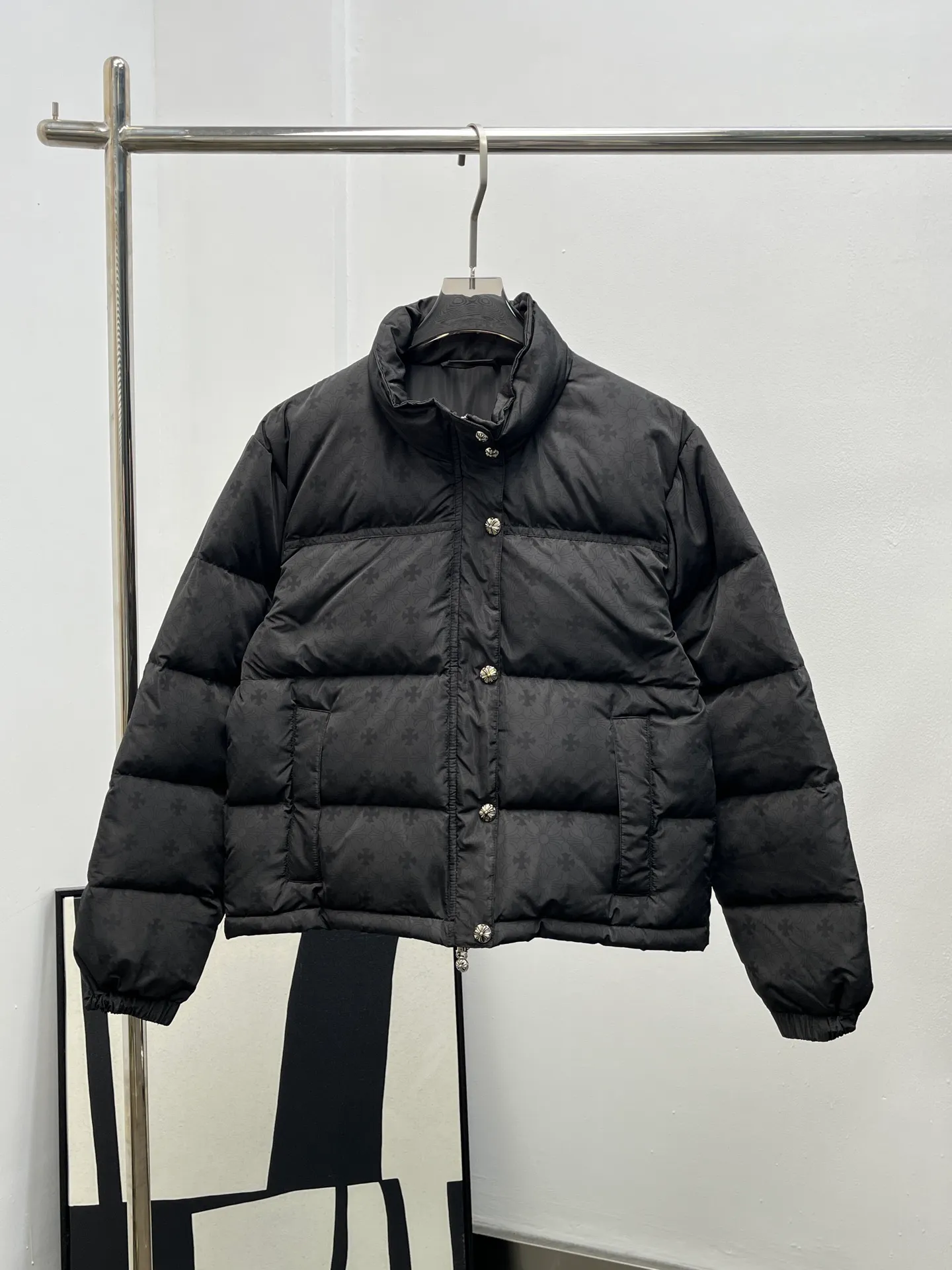 P860 𝐂𝐡𝐫𝐨𝐦𝐞 𝐇𝐞𝐚𝐫𝐭𝐬 *Cro heart dark flower down jacket, hardware bottom buckle mold customization LOGO exactly the same